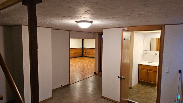 2421 S West Ave Avenue, Sioux Falls, SD 57105