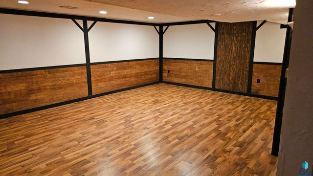 2421 S West Ave Avenue, Sioux Falls, SD 57105