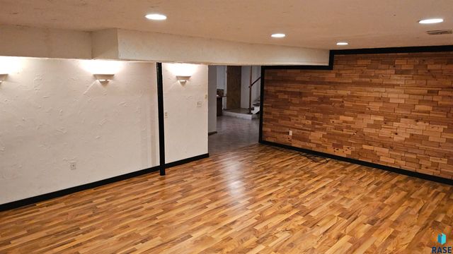 2421 S West Ave Avenue, Sioux Falls, SD 57105