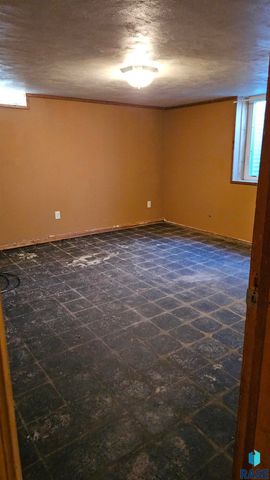 2421 S West Ave Avenue, Sioux Falls, SD 57105