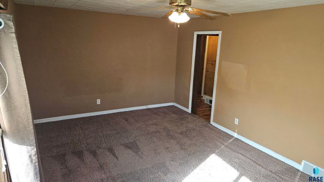 2421 S West Ave Avenue, Sioux Falls, SD 57105