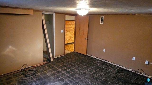 2421 S West Ave Avenue, Sioux Falls, SD 57105