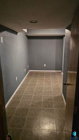 2421 S West Ave Avenue, Sioux Falls, SD 57105