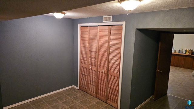 2421 S West Ave Avenue, Sioux Falls, SD 57105
