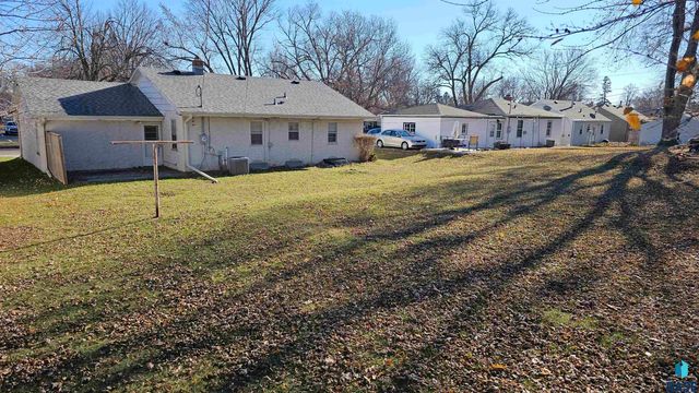2421 S West Ave Avenue, Sioux Falls, SD 57105