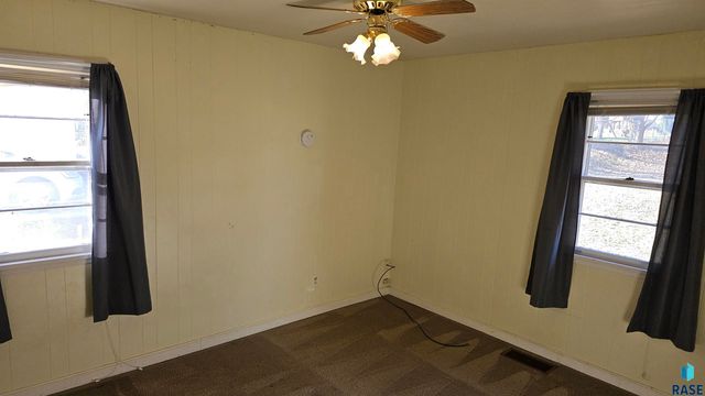 2421 S West Ave Avenue, Sioux Falls, SD 57105