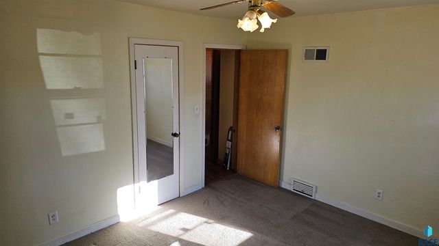 2421 S West Ave Avenue, Sioux Falls, SD 57105