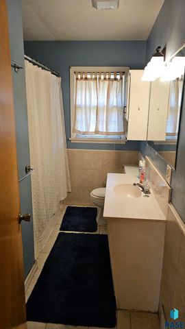 2421 S West Ave Avenue, Sioux Falls, SD 57105