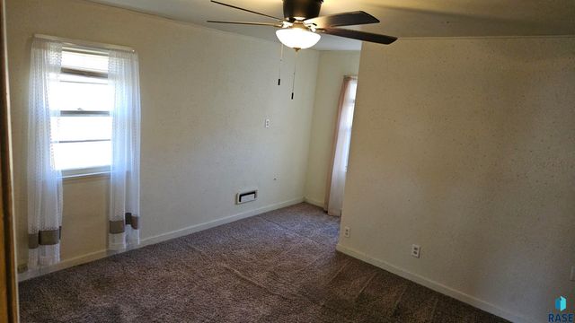 2421 S West Ave Avenue, Sioux Falls, SD 57105