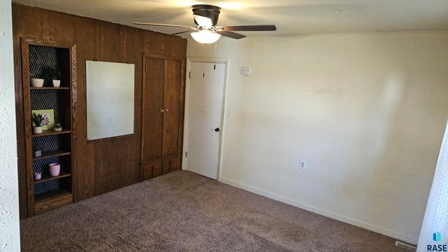 2421 S West Ave Avenue, Sioux Falls, SD 57105