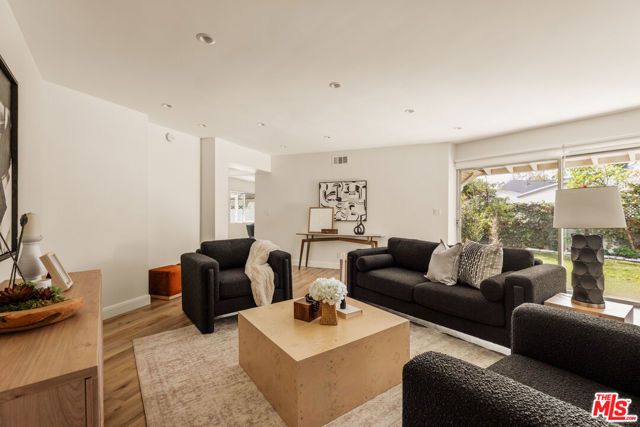 23153 Gonzales Drive, Woodland Hills (los Angeles), CA 91367