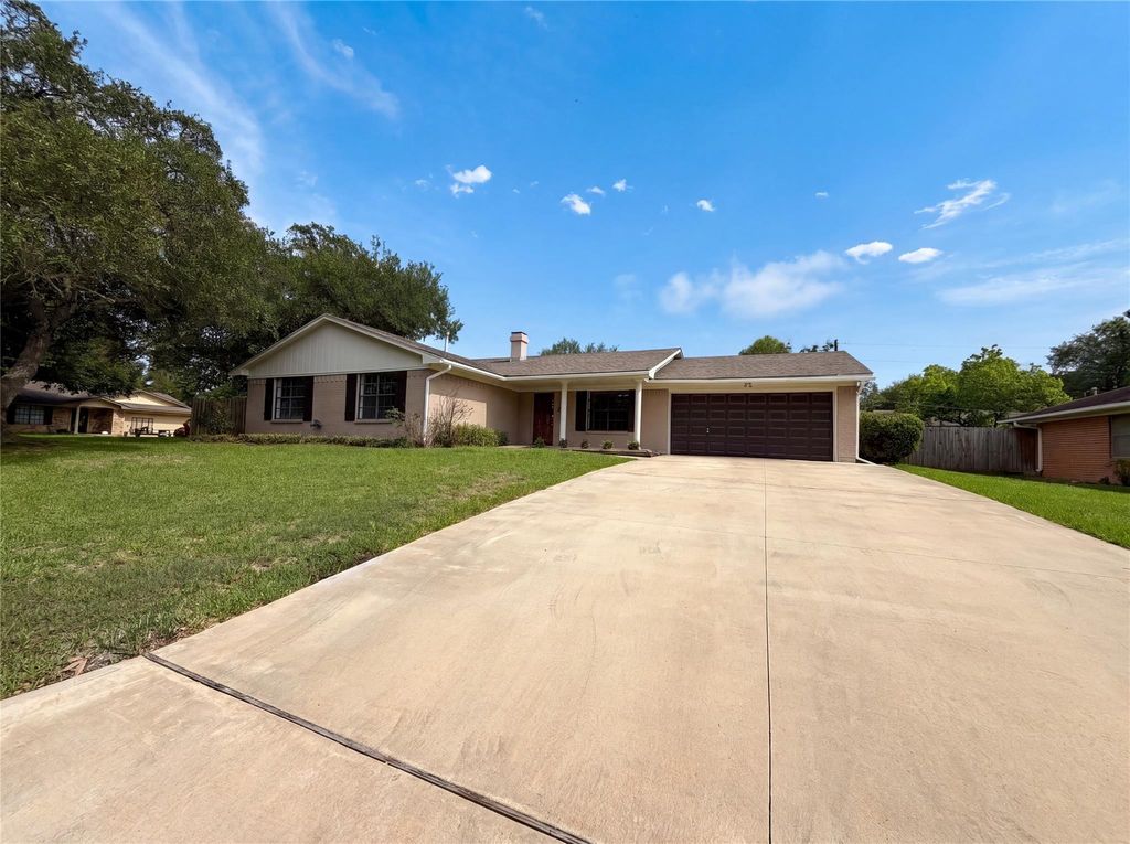 1001 Windy Drive, Brenham, TX 77833