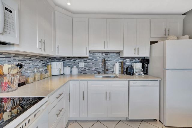 4000 NW 44th Avenue 405, Lauderdale Lakes, FL 33319