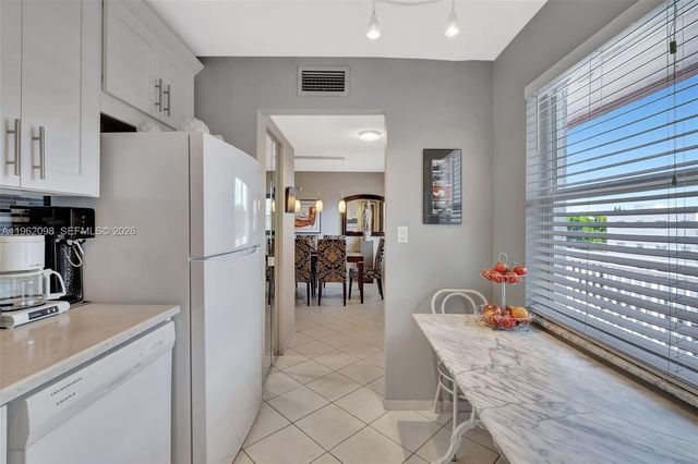 4000 NW 44th Avenue 405, Lauderdale Lakes, FL 33319