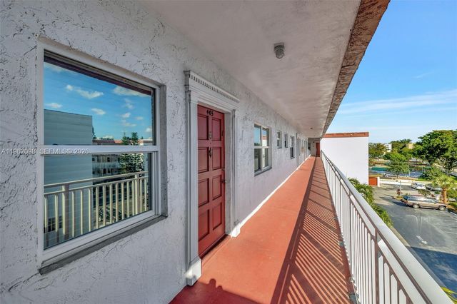 4000 NW 44th Avenue 405, Lauderdale Lakes, FL 33319