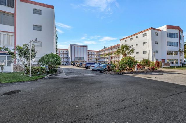 4000 NW 44th Avenue 405, Lauderdale Lakes, FL 33319