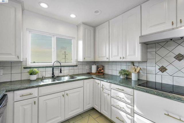 18286 Center St, Castro Valley, CA 94546