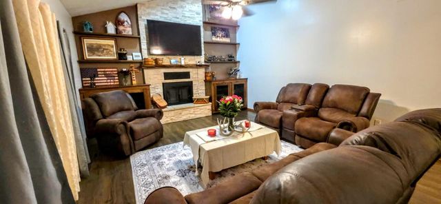 194 Hilltop Dr, Great Bend, KS 67530