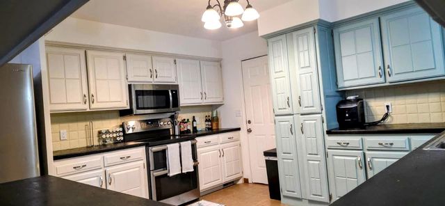 194 Hilltop Dr, Great Bend, KS 67530