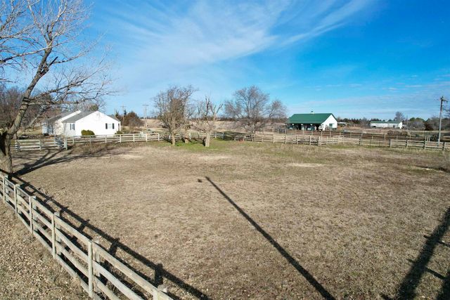 194 Hilltop Dr, Great Bend, KS 67530