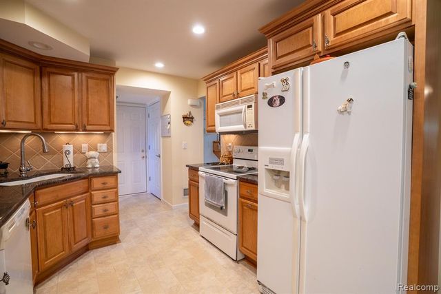 19031 Forrest Hill Drive, Woodhaven, MI 48183