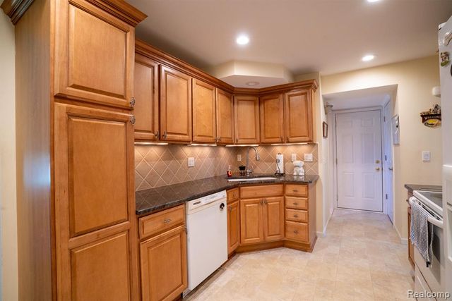 19031 Forrest Hill Drive, Woodhaven, MI 48183