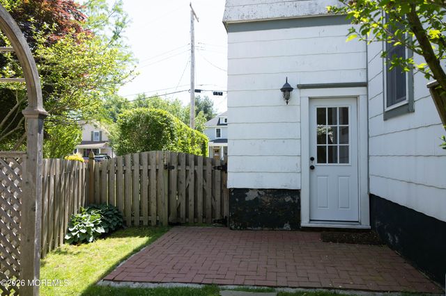 20 Brown Place, Red Bank, NJ 07701