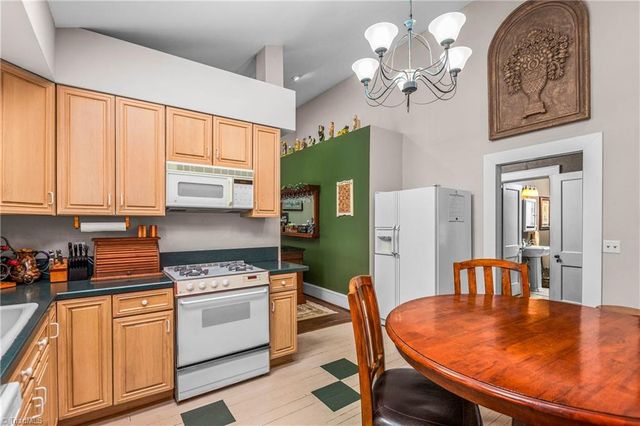 1916 Guilford College Road, Jamestown, NC 27282