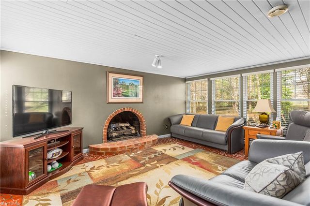 1916 Guilford College Road, Jamestown, NC 27282