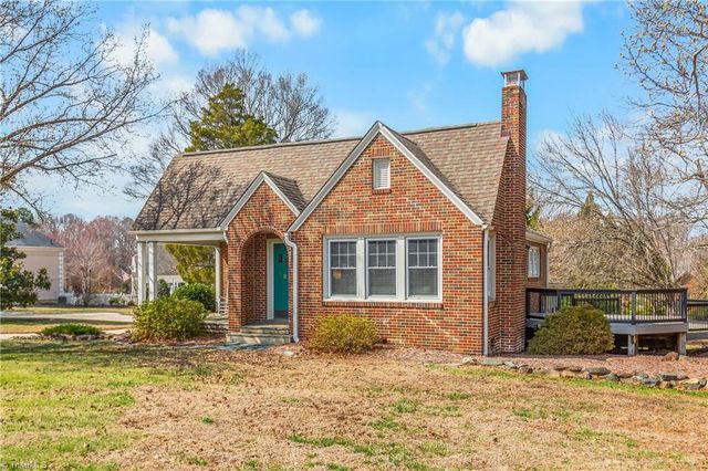 1916 Guilford College Road, Jamestown, NC 27282