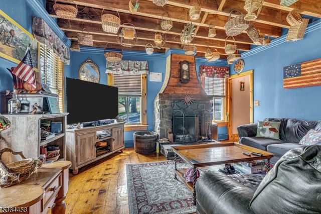 135 Main St, Hampton Boro, NJ 08827