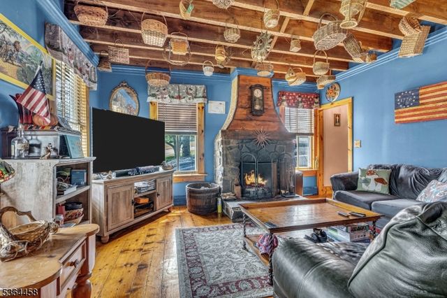 135 Main St, Hampton Boro, NJ 08827