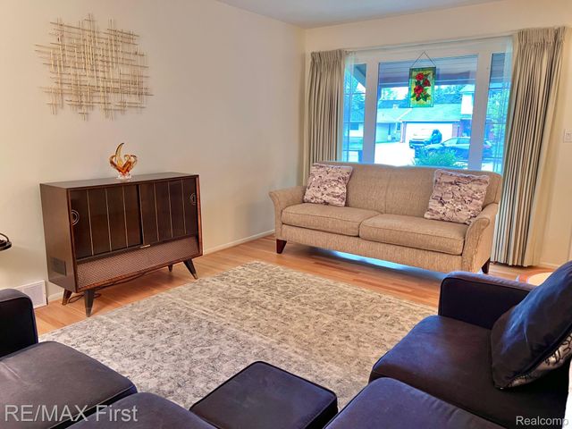 15662 Liverpool Street, Livonia, MI 48154