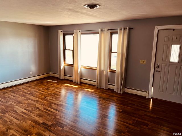 709 S EAST Avenue, Manito, IL 61546