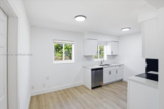 931 Chateau Park Dr, Fort Lauderdale, FL 33311