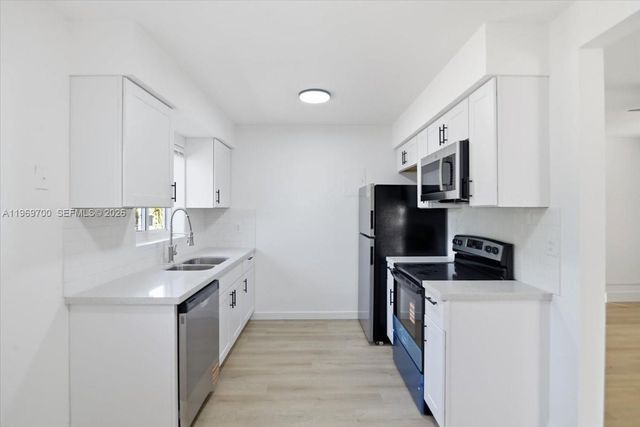 931 Chateau Park Dr, Fort Lauderdale, FL 33311