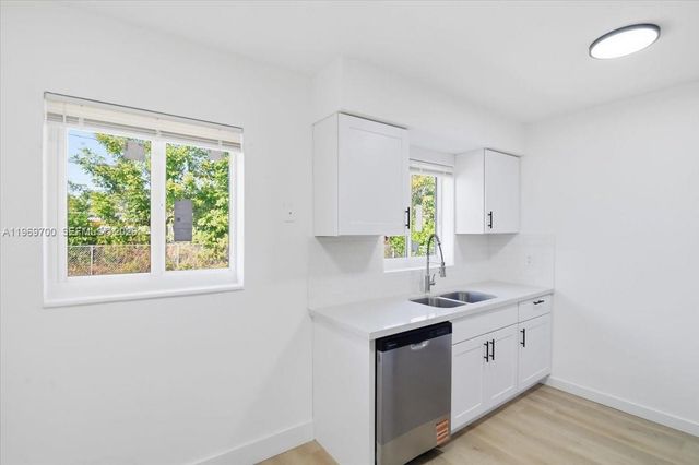 931 Chateau Park Dr, Fort Lauderdale, FL 33311