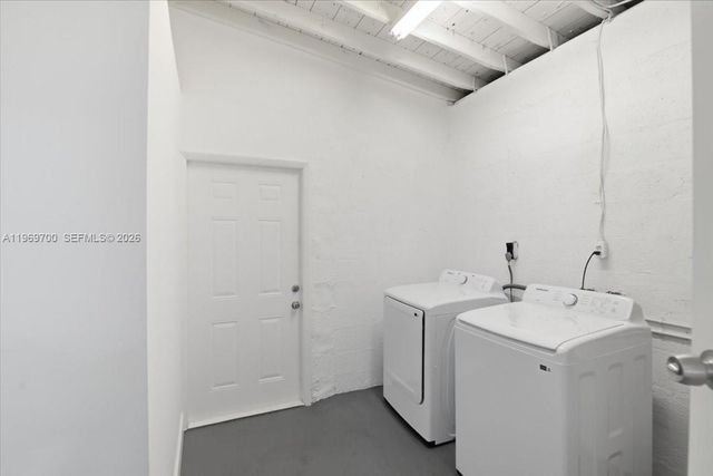 931 Chateau Park Dr, Fort Lauderdale, FL 33311