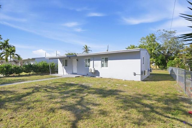 931 Chateau Park Dr, Fort Lauderdale, FL 33311