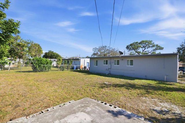 931 Chateau Park Dr, Fort Lauderdale, FL 33311