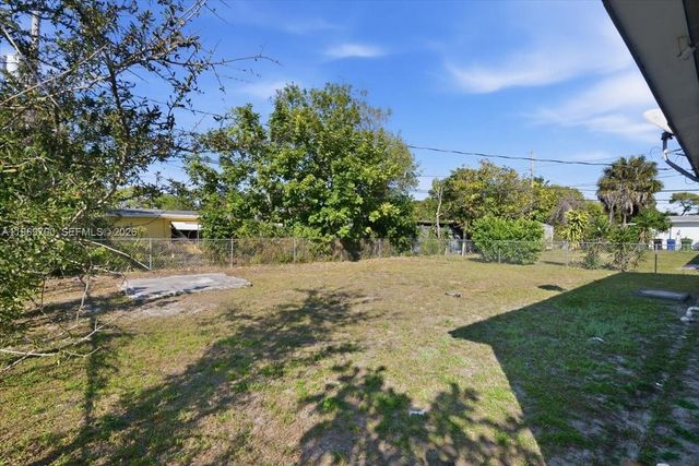 931 Chateau Park Dr, Fort Lauderdale, FL 33311