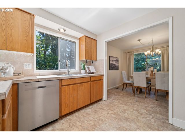 6642 OAKRIDGE Dr, Gladstone, OR 97027