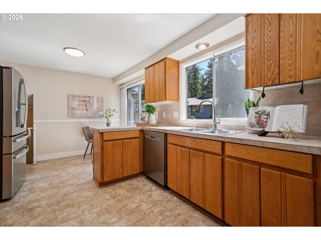 6642 OAKRIDGE Dr, Gladstone, OR 97027