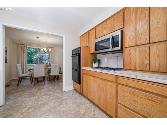 6642 OAKRIDGE Dr, Gladstone, OR 97027