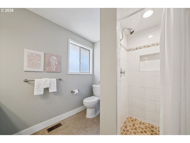 6642 OAKRIDGE Dr, Gladstone, OR 97027