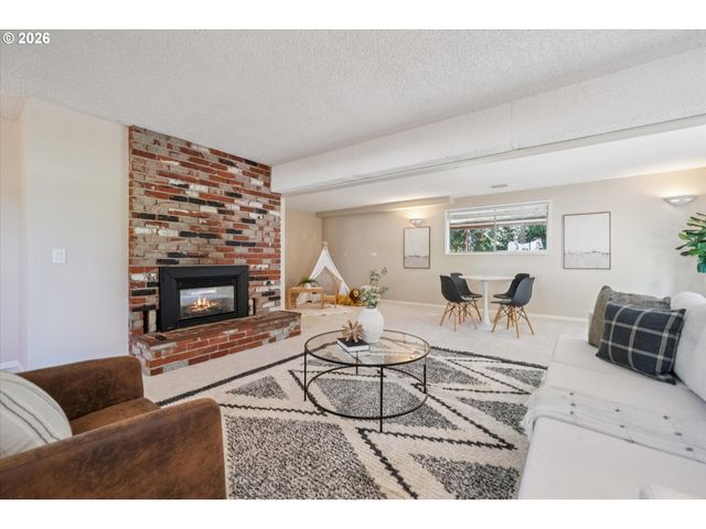 6642 OAKRIDGE Dr, Gladstone, OR 97027