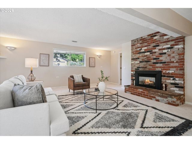 6642 OAKRIDGE Dr, Gladstone, OR 97027