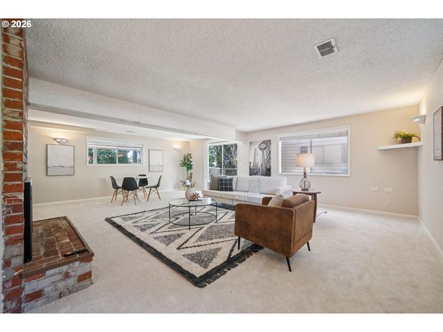 6642 OAKRIDGE Dr, Gladstone, OR 97027