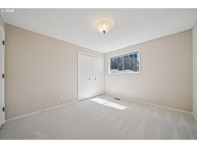 6642 OAKRIDGE Dr, Gladstone, OR 97027