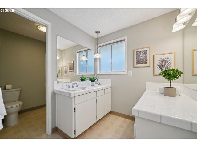 6642 OAKRIDGE Dr, Gladstone, OR 97027